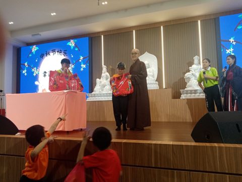 青少年佛学班中秋呈献晚会 照片 3